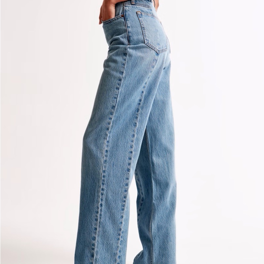 Abercrombie NWT
High Rise Loose Jean, MEDIUM WITH VERTICAL SPLICE - Picture 2 of 4
